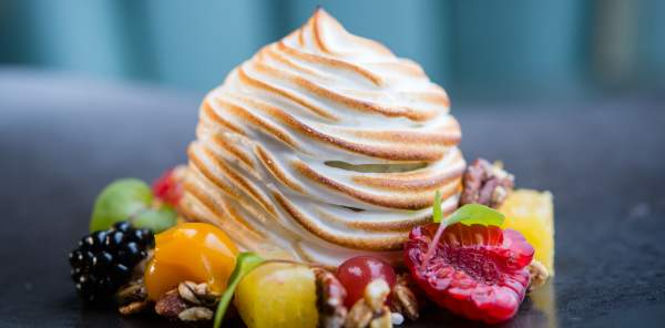 Meringue with fruits