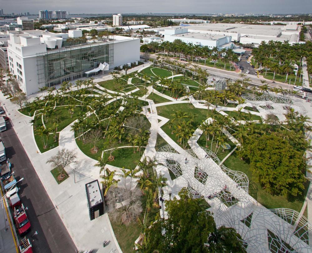 Parque SoundScape diseñado por West 8 y New World Center - foto de Robin Hill