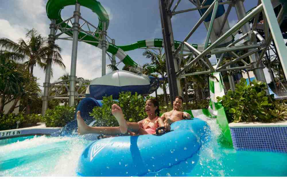 Présentation du premier toboggan aquatique en montée au monde, le Master Blaster se propulse à travers les creux, les chutes et les montées défiant la gravité.