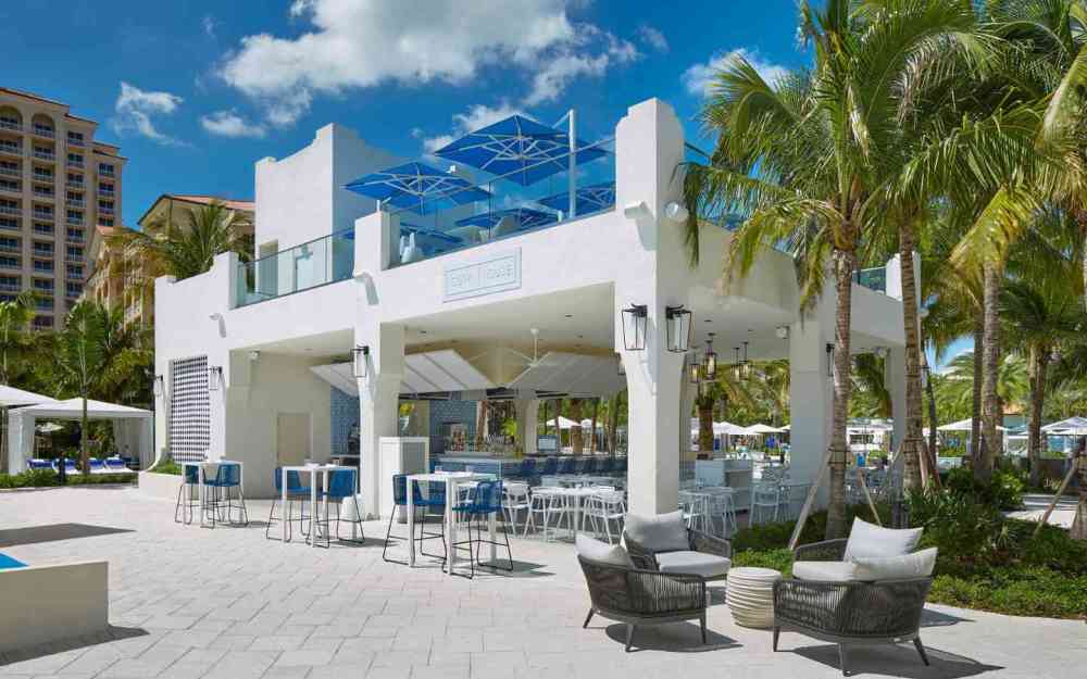 Bienvenue à Surf House ! Ambiance animée, vue triple vague par le FlowRider. Savourez des cocktails et des boissons insulaires à notre bar au bord de la piscine.