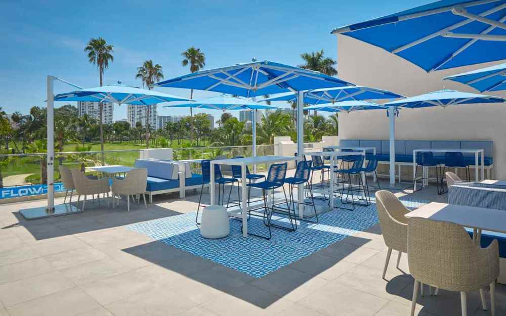 Imprégnez-vous des chauds rayons du soleil de Floride sur le toit du Surfhouse, avec une vue panoramique sur tout le parc aquatique.