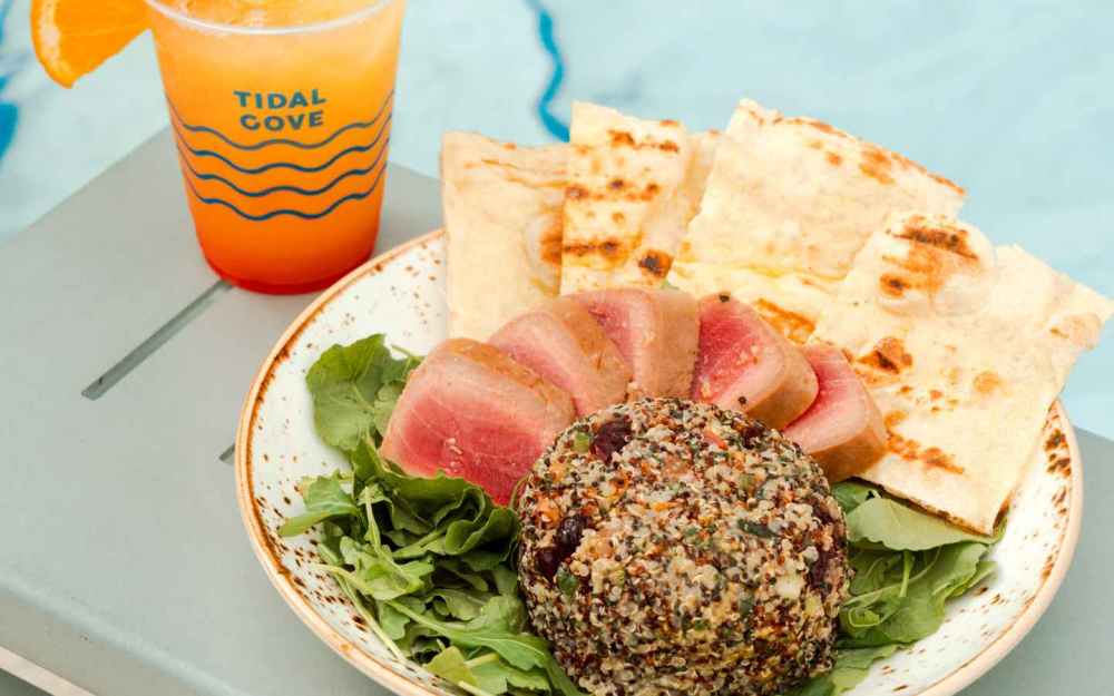 La salade Power Baby Kale est enrichie de succulent thon poêlé et de bébé chou frisé vibrant. Une gourmandise saine chez Freestyle !
