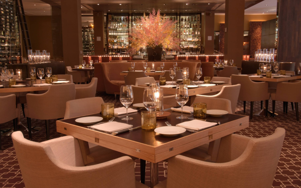 Le chef Mina élève les plats de steakhouse aux saveurs du monde. Le restaurant propose du bœuf de qualité supérieure, des fruits de mer, un programme de vins et des ingrédients locaux.