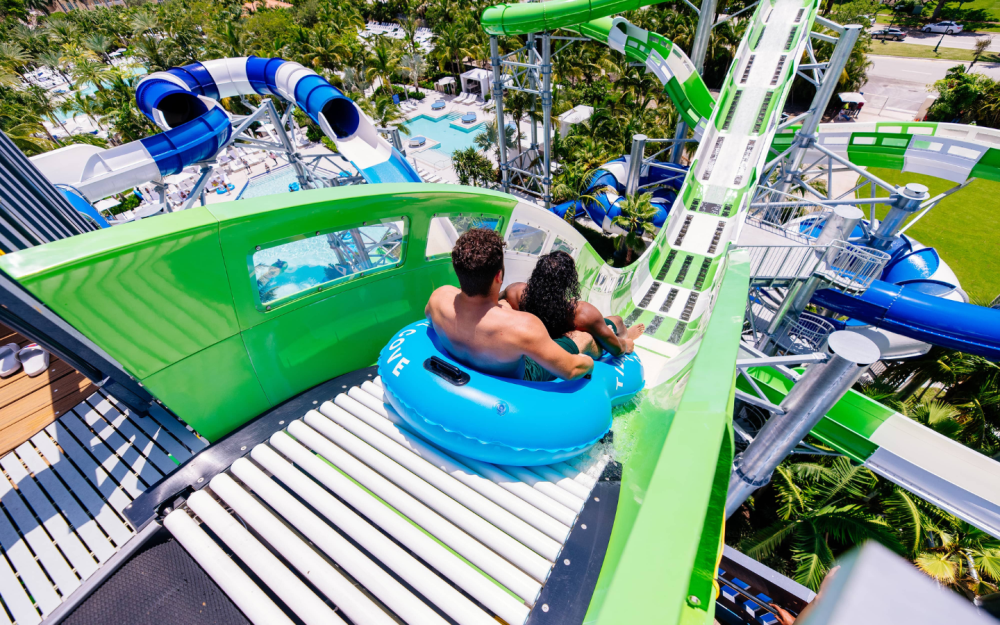 Présentation du premier toboggan aquatique en montée au monde, le Master Blaster se propulse à travers les creux, les chutes et les montées défiant la gravité.