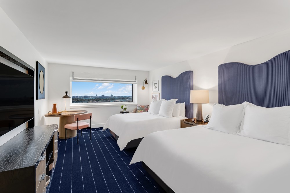 Impressionante quarto à beira-mar decorado em um estilo moderno exclusivo que combina detalhes de inspiração marinha e natureza.