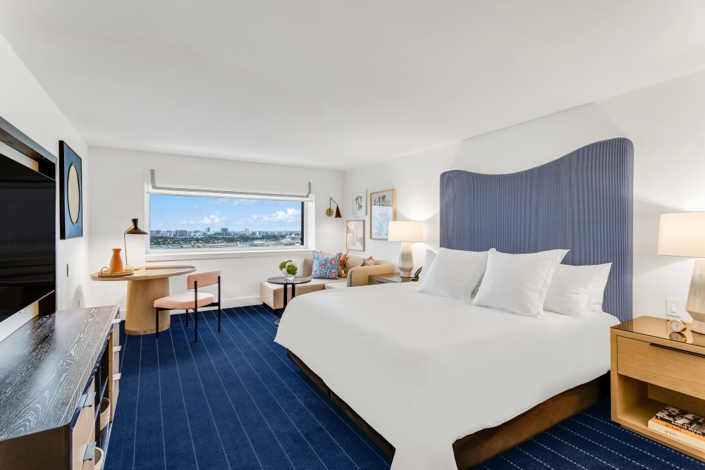 Nosso Quarto King Oceanfront oferece design vibrante, criando uma mistura harmoniosa de materiais naturais, tons náuticos e detalhes artísticos.