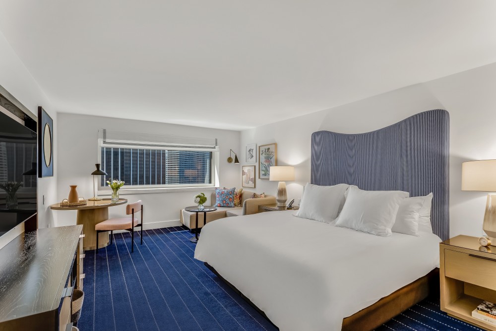 O quarto Skyline View King tem uma luxuosa cama king-size, assentos modernos, persianas blackout e um banheiro recentemente redesenhado, uma máquina Nespresso e muito mais.