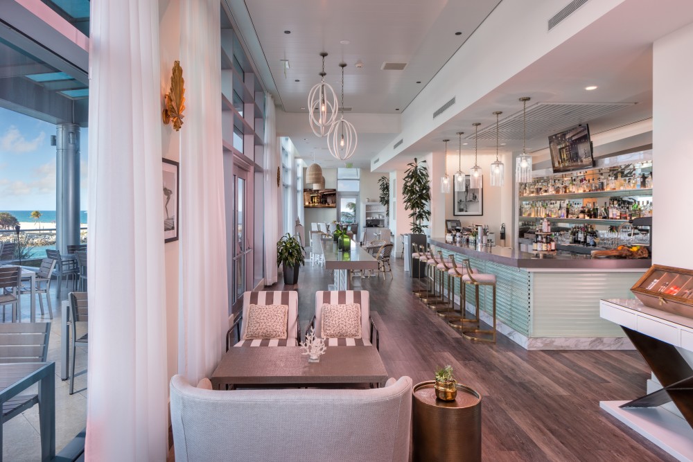 Con algunas de las mejores vistas de Miami del océano Atlántico turquesa y Haulover Cut, Artisan Beach House Cuenta con un menú global.