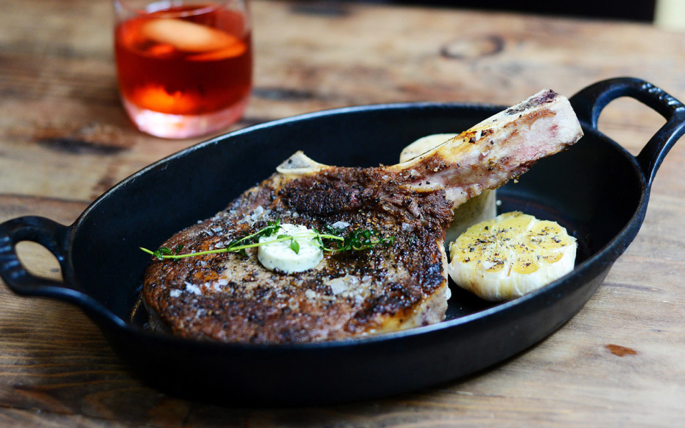 Steak de cow-boy au beurre à l'ail