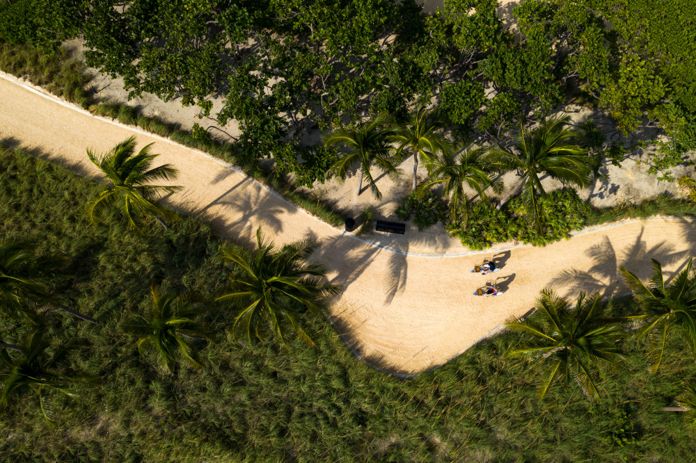 los Bal Harbour Beach Path es ideal para caminar, trotar o andar en bicicleta y presenta una exposición de arte rotativa.