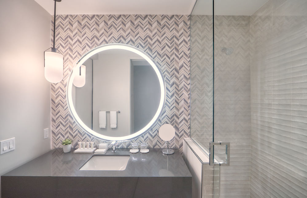 Ogni camera dispone di lussuosi e spaziosi bagni annessi con accessori da bagno moderni e articoli da toeletta Malin+Goetz.