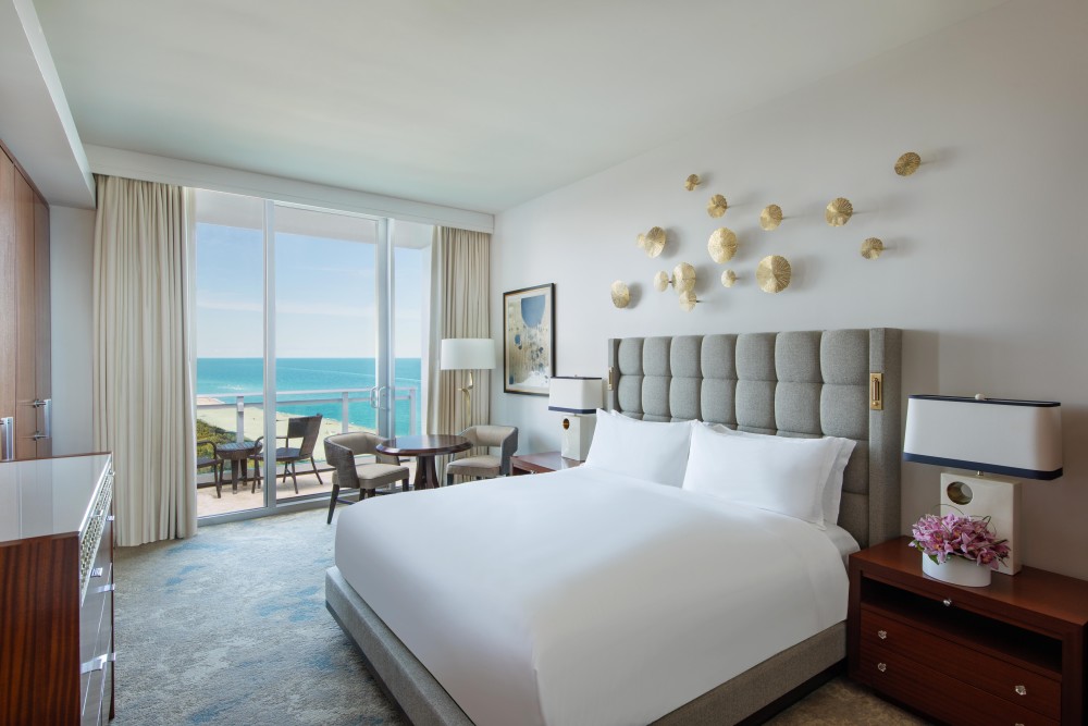 Las habitaciones frente al mar cuentan con vistas desde el suelo hasta el techo del Atlántico y el corte Haulover.