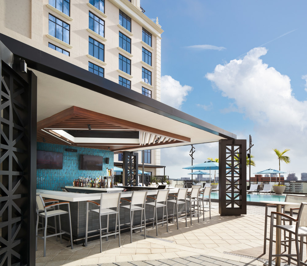 Restaurant et bar au bord de la piscine Phineas