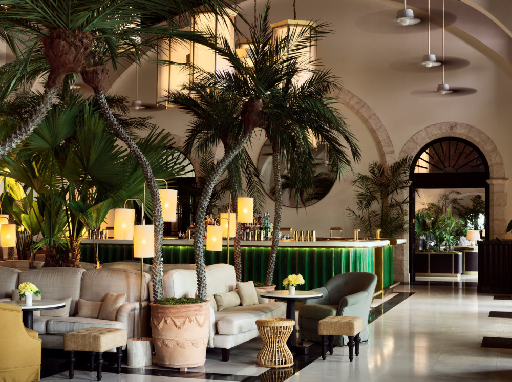 Champagne Bar ki gen pla ak palmis la reflete cham ki gen kè kontan ak ekla nan premye ane Surf Club la, amelyore pa yon koleksyon modèn cocktèl imajinè ak yon ekip espesyalis ki gen konesans.