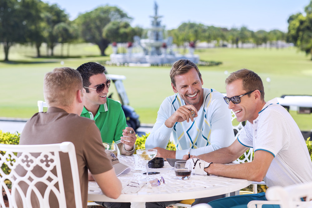 Genießen Sie unsere Signatur Doral Restaurants und Lounges, in denen wir einfallsreiche Menüs anbieten, die von unseren renommierten Köchen zubereitet werden. BLT Prime bietet hochmoderne Küche und eine umfangreiche Weinauswahl direkt vor unseren ikonischen Türen. Suchen Sie nicht weiter als Champions Bar & Grill für unglaubliche Gerichte, perfekt für einen Leckerbissen nach dem Abschlag, ein Familienessen oder ein Treffen mit Freunden. Unser Restaurant und Bar am Pool, Palm Grill bietet die ideale Ruhepause, um das sonnige Miami zu genießen und gleichzeitig köstliche Speisen im Freien zu genießen. Für Ihren ultimativen Komfort bietet unser Marketplace Café spezielle Lavazza-Getränke, eine Auswahl an Trump-Signaturweinen, französisches Gebäck, Frühstückssandwiches, auf Bestellung zubereitete Smoothies, Fresh Salate, Pizza, Käse und Wurstwaren.
