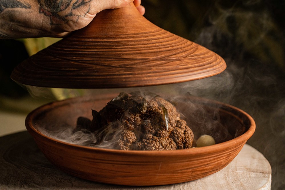 Knusprige Blumenkohl-Tajine (für 2 - 4 ): Marcona-Mandelbutter, Tamarinde, eingelegte Birne