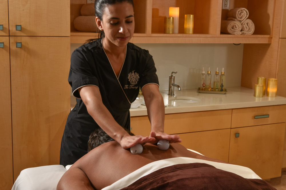 Als eines der führenden Golfresorts in Florida, einschließlich eines luxuriösen Day Spa in Miami, bieten wir eine umfangreiche Auswahl an Spa-Dienstleistungen und Ritualen zur Energiegewinnung, Beruhigung und Wiederherstellung. Erholen Sie sich in der Ruhe unserer Trump Spa-Annehmlichkeiten, darunter heiße und kalte Tauchgänge, ein Whirlpool, eine Sauna, ein Dampfbad und mehr. Unser renommierter Doral Das Golf Resort and Spa verfügt außerdem über ein 24-Stunden-Fitnesscenter und tägliche Fitnesskurse, um Ihr Wohlbefinden während Ihres Aufenthalts aufrechtzuerhalten und sogar zu verbessern.