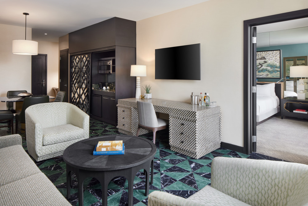 Transformez une bonne journée en une journée géniale dans la Fantastic Suite, notre suite de luxe d'une chambre de 784 pieds carrés, dotée d'une salle de bain en marbre du sol au plafond.
