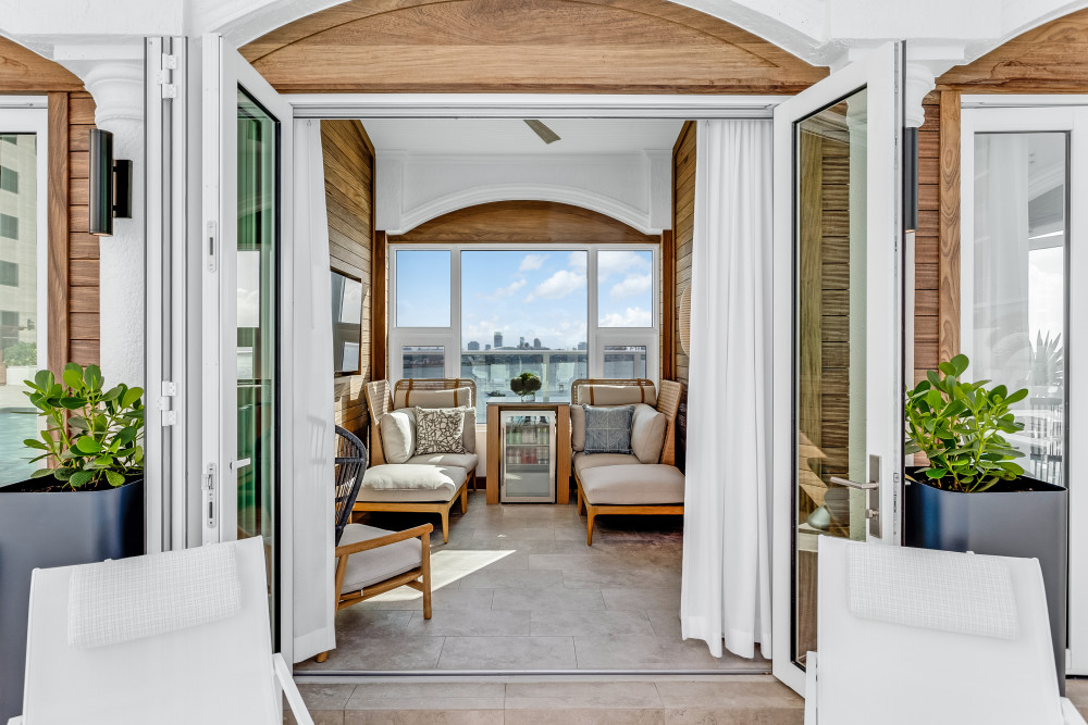 As novas cabanas com piscina com vista para o mar oferecem o melhor oásis privado em nossa piscina na cobertura.