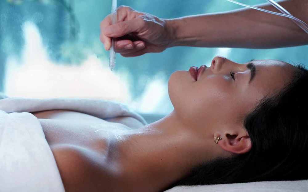 Offrez-vous un traitement innovant adapté à vos objectifs de soins de la peau, associé aux bienfaits de la dermabrasion et de l'infusion de nutriments bioactifs.