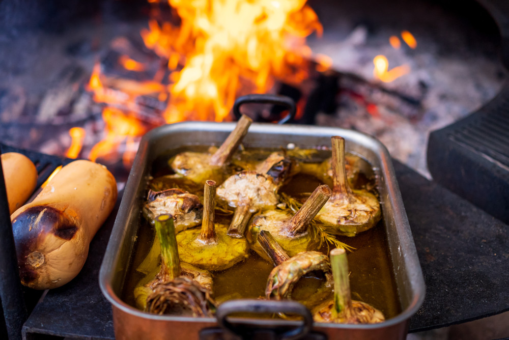 Auf der Flamme gegrillte Artischocken