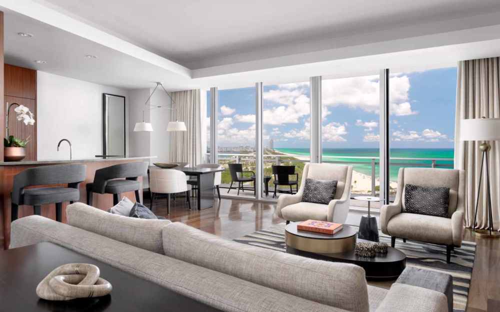 Las espaciosas suites cuentan con dos balcones, un baño y medio, una cocina, un comedor y una sala de estar.