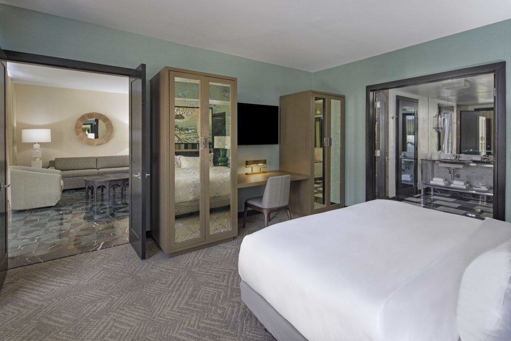 Vivez votre meilleure vie dans le 784 pied carré Merveilleuse Suite. Doté d'un lit King size, d'un salon luxueux, d'un balcon privé et d'une salle à manger.