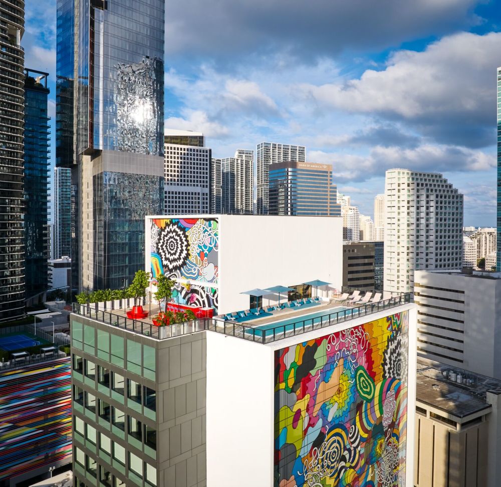Fotografía de un dron en la piscina y el bar de la azotea de CitizenM Miami Brickell