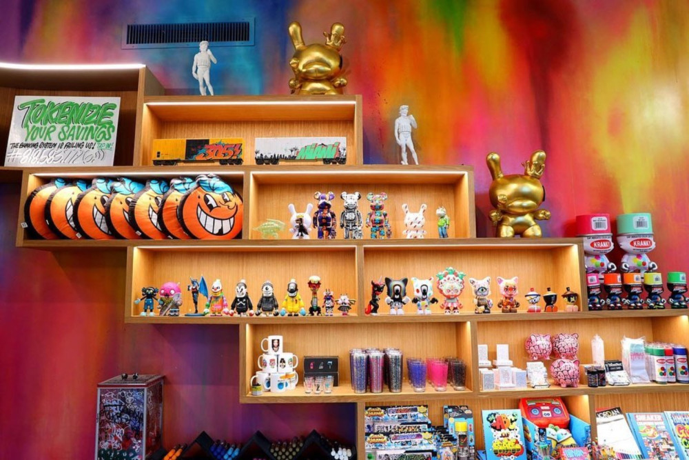 Ofrecemos una amplia gama de productos en nuestra tienda de regalos. Desde libros, coleccionables de vinilo, grabados, materiales de arte, monederos y mucho más.