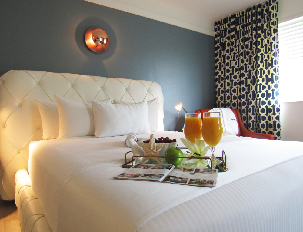 Perfeito para uma escapadela de casal, o Oceanside Queen Room oferece conforto íntimo com uma cama queen size e interior sofisticado. Facilidade e conforto esperam por você neste aconchegante Miami Beach acomodações a apenas uma quadra do Beach . O alojamento, com roupa de cama branca, cama macia, produtos de banho Bigelow e decoração bem equipada, inclui mesa e 42 a televisão de plasma com serviço de satélite é adequada para um dia de sol e uma noite de diversão. Quer esteja em visita de negócios ou lazer, o Oceanside Queen Room oferece uma experiência íntima boutique.