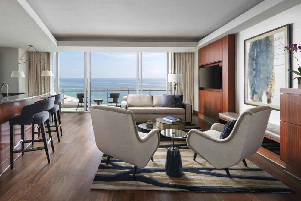 los Bal Harbour Suite con vistas panorámicas de las aguas que rodean el Hotel