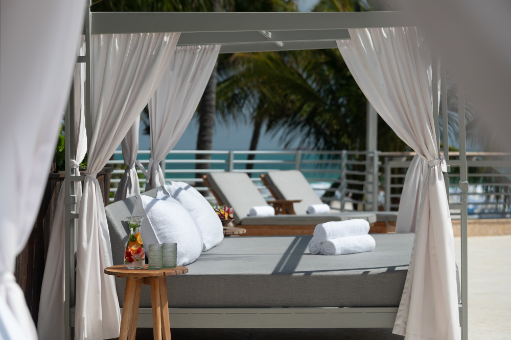 プールデッキにある豪華なプールベッドThe Ritz-Carlton, South Beach