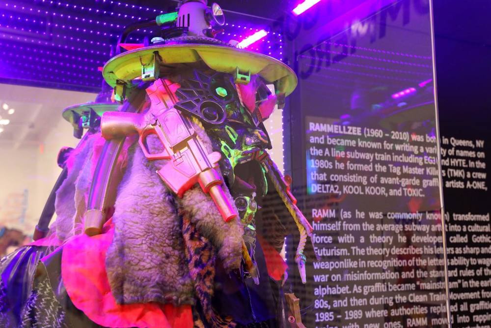 El Museo de Graffiti actualmente exhibe obras de arte e historia de muchos artistas influyentes, ¡incluido Rammellzee!