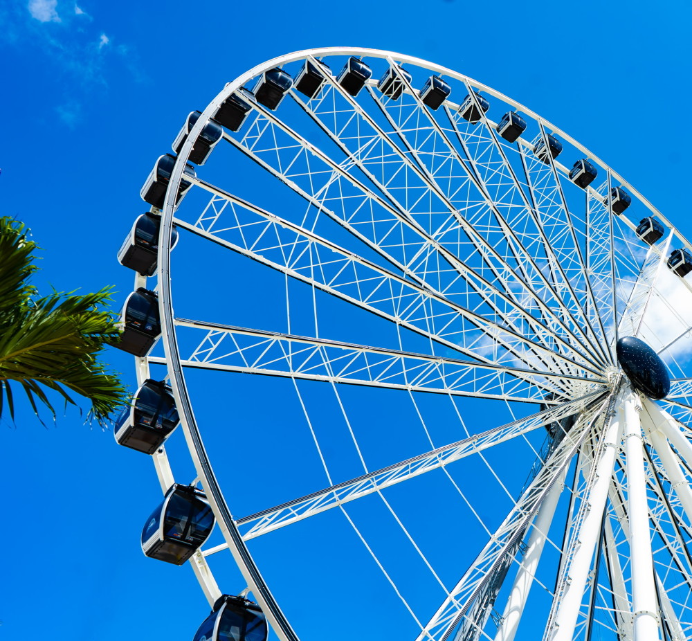 SKYVIEWS MIAMI OBSERVATION WHEEL L'attraction n°1 de Miami dominant presque 200 pieds au-dessus Bayside Marketplace , Skyviews Miami offre des vues inégalées. SKYVIEWS MIAMI OBSERVATION WHEEL L'attraction n°1 de Miami dominant presque 200 pieds au-dessus Bayside Marketplace , Skyviews Miami offre des vues inégalées.