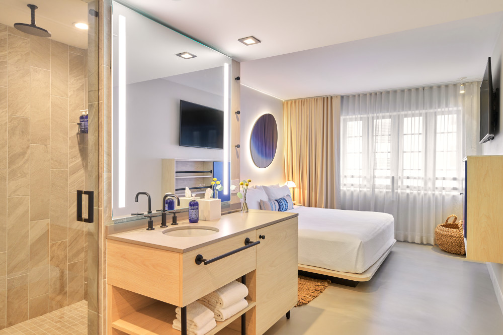 Sistemazioni King standard con 300 piedi quadrati con letto king size, zona trucco separata e splendidi arredi moderni.