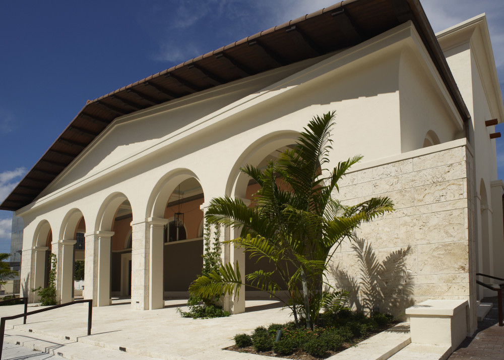 Robert y Marian Fewell Wing del Coral Gables Museum frente a la calle Salzedo