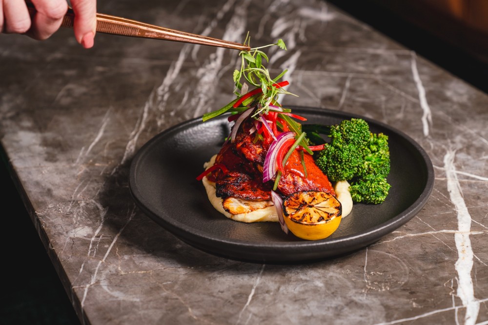 Un favori de longue date — du poulet rôti tendre servi sur une mousse de pommes de terre veloutée, des haricots verts croquants et agrémenté d'une sauce Criolla audacieuse et acidulée. (Laitier
