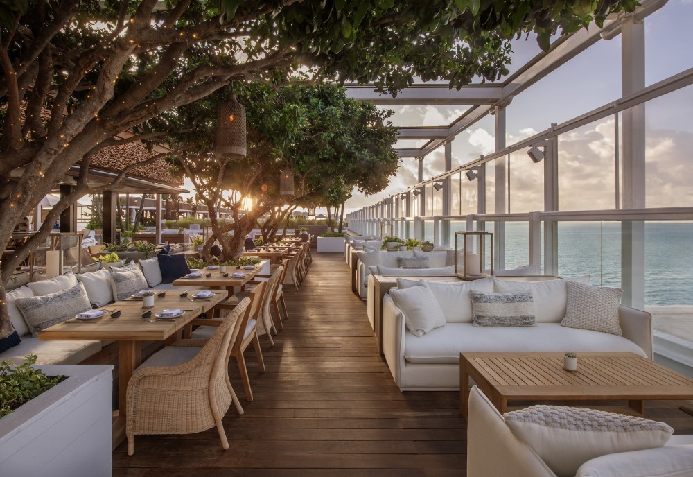 Situé 18 histoires ci-dessus South Beach , Watr sert une cuisine d'influence japonaise dans un environnement lumineux et aéré offrant une vue imprenable sur l'océan.