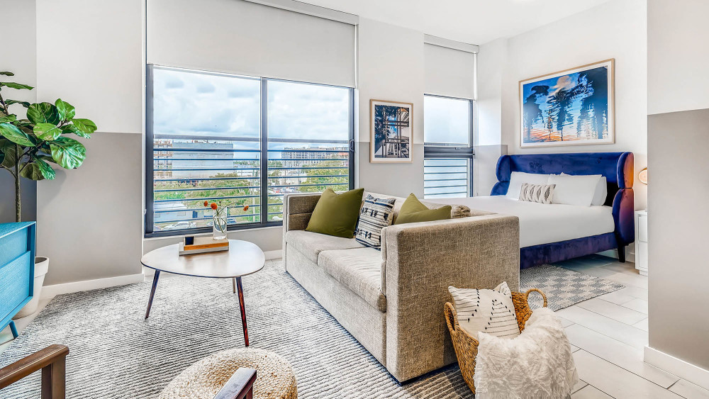 No Sentral Wynwood, você desfrutará de suítes espaçosas e prontas para morar. As comodidades de luxo incluem uma piscina deslumbrante na cobertura, academia e lounge na cobertura.