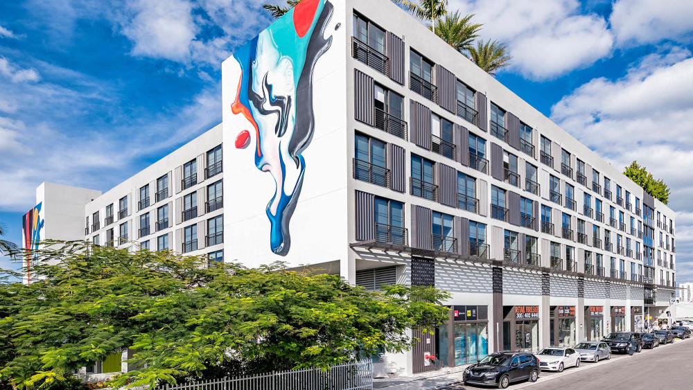 No Sentral Wynwood, você desfrutará de suítes espaçosas e prontas para morar. As comodidades de luxo incluem uma piscina deslumbrante na cobertura, academia e lounge na cobertura.