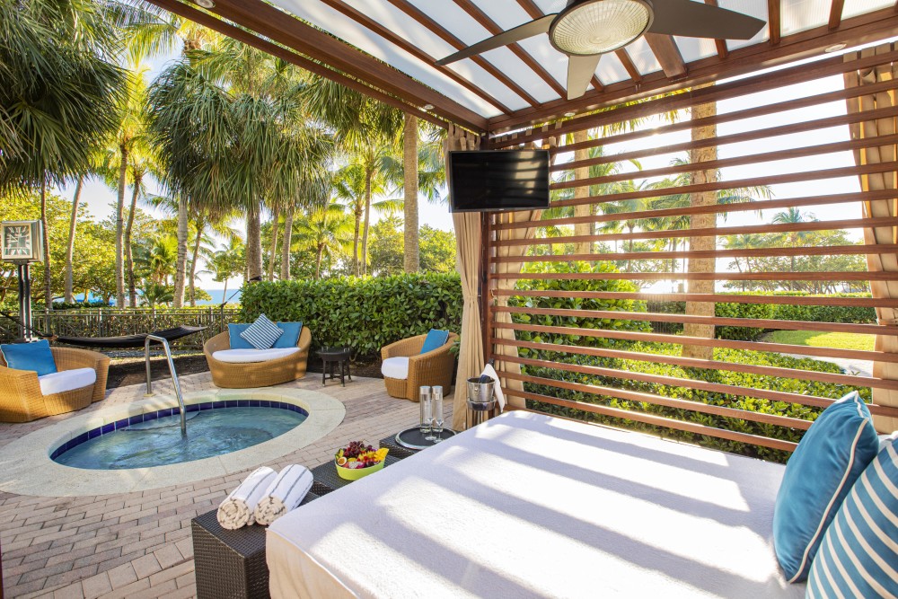 Disponible todos los días | 9 h – 18 h Disfrute de las vistas de la costa y el mar desde una de nuestras cabañas de lujo junto a la piscina. Tenemos el paquete perfecto para ayudarlo a crear su estadía en The Ritz-Carlton. Bal Harbour , Miami verdaderamente memorable. Las cabañas privadas cuentan con una hamaca de lujo, un diván tamaño queen y tumbonas, y un conserje personal.
