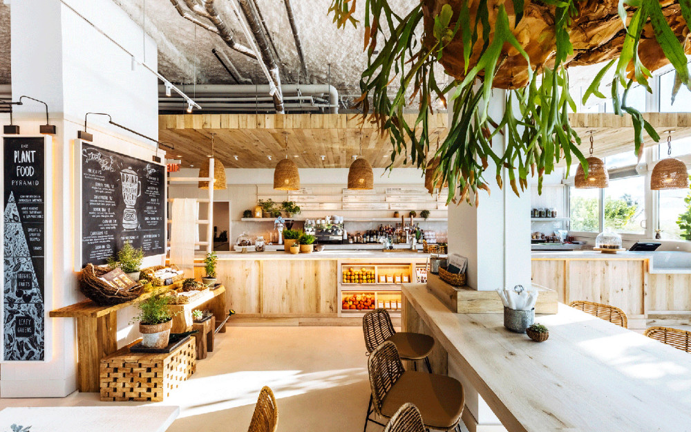 Aberto exclusivamente para Hotel convidados, plnthouse oferece culinária baseada em vegetais e pratos orgânicos de origem local para qualquer preferência alimentar.