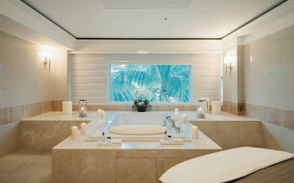 Fortifiez votre corps avec un massage expert et détendez-vous dans notre jacuzzi pour un rafraîchissement ultime.