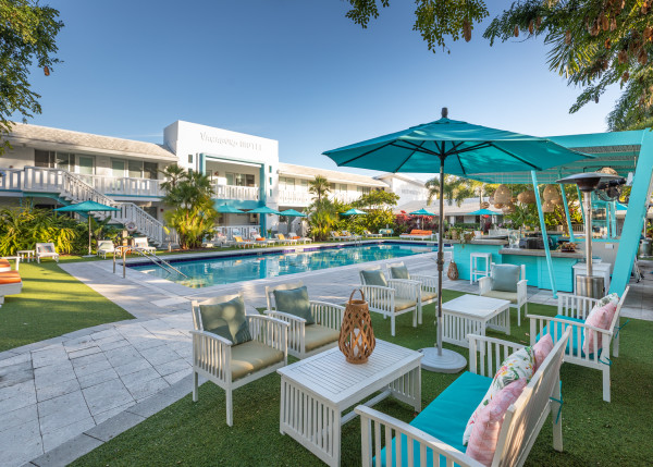 Terrasse de piscine luxuriante