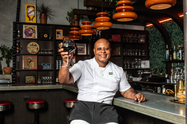 Chefkoch Wayne Sharpe sitzt an der Mangrove-Bar.