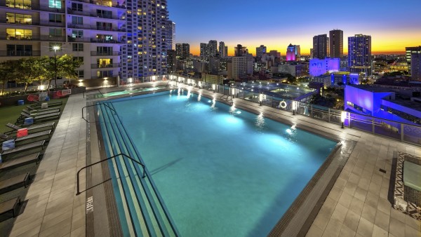 Übernachten Sie im Sentral Alea in unseren schlüsselfertigen Designer-Apartment-Suiten. Zu den Annehmlichkeiten gehören ein Pool auf dem Dach, ein Fitnessbereich im Freien und Unterhaltungsmöglichkeiten.